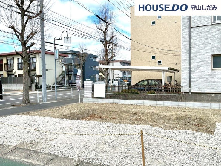 【角地】開放感と利便性が一体化した、角地の魅力。2方向に面した角地の広がり感と、明るく風通しの良い環境が日々の生活をより快適に。敷地の両側にアクセスできるので、住まいのデザインに幅広い可能性を提供。