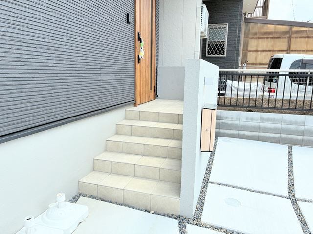 目隠しを兼ねた門柱がプライバシーと安全性を高めます