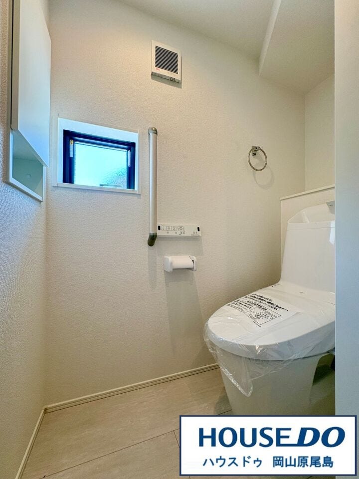 トイレは1階と2階に配置、清潔感のある温水洗浄便座です。