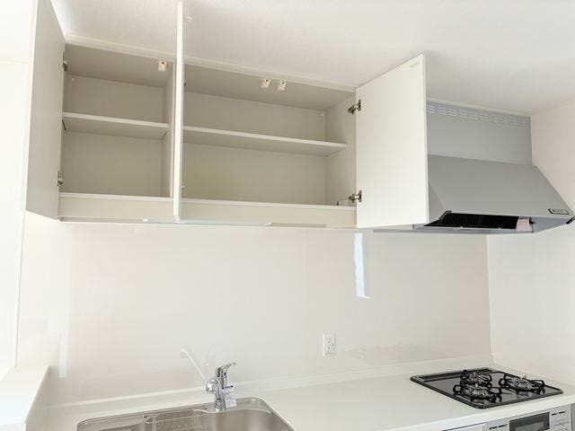 キッチンの吊戸棚は、調理器具や食器をすっきり整理できる便利な収納スペースです