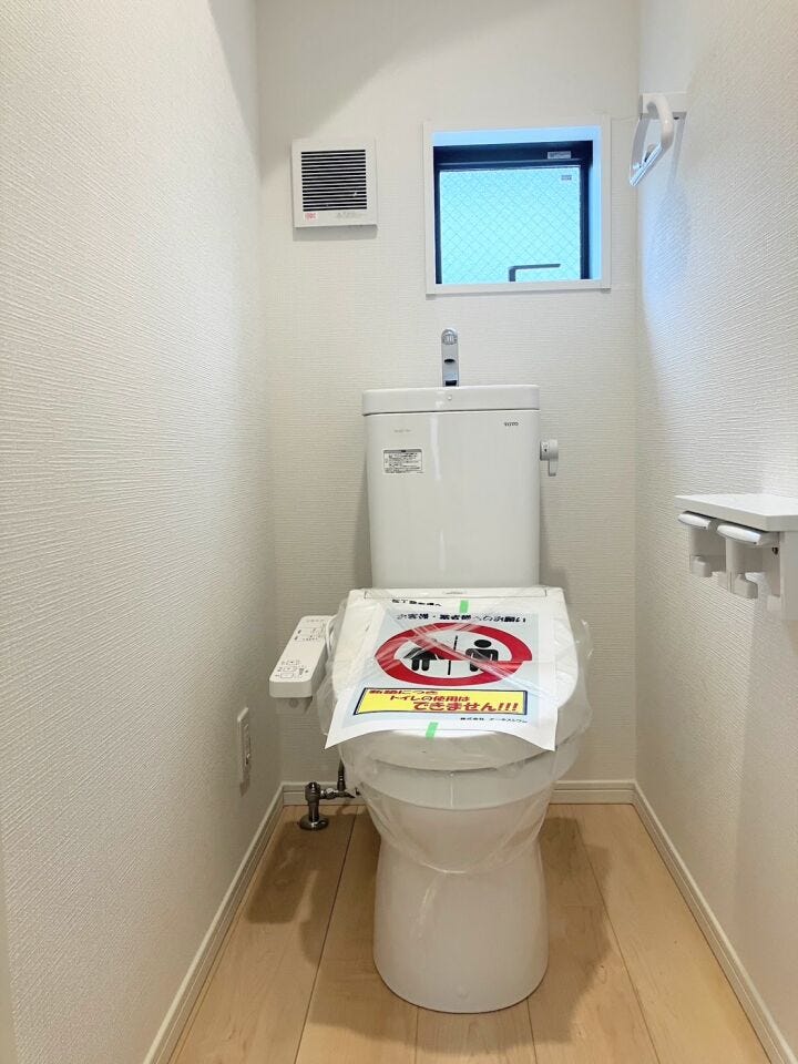 窓のある明るいトイレ