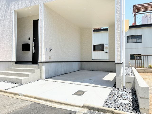雨の日でも濡れずに乗り降りできる、便利なビルトインガレージ