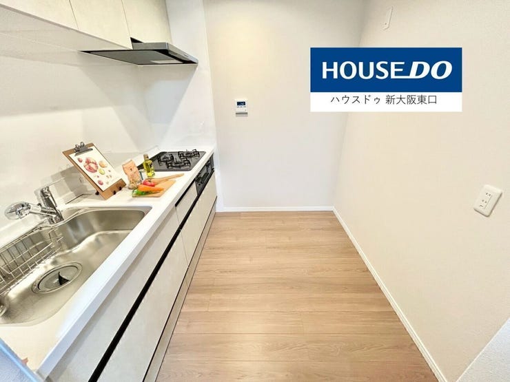 【新調】
キッチンスペースはゆったりと広く
大型の冷蔵庫を置いてもゆったりです。