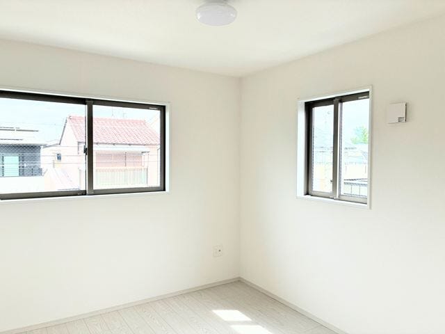お日様の光で健やかに目覚める。子ども部屋にぴったりな、明るく開放感あふれる洋室