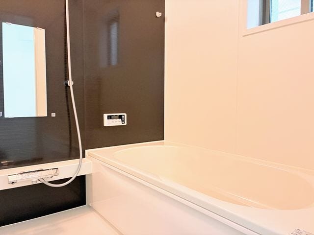 一日の疲れを優しくほどく。シックなアクセントパネルが美しい浴室