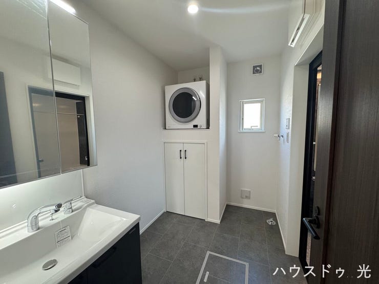 ■□■洗面室■□■自分を磨き、気持ちを切り替える。心地よい光が差し込むプライベートスペース。