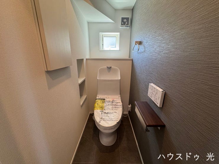 ■□■1階トイレ■□■清潔さと静けさを両立した空間。心落ち着くひとときを過ごせる、プライベートなレストルームです。