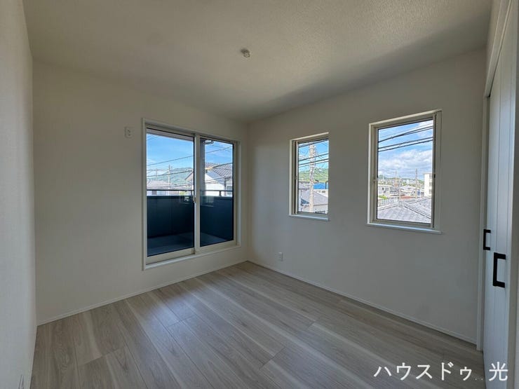 ■□■5.2帖洋室■□■充実した生活は伸びやかな居室空間から始まります。快適に・伸びやかに。心の潤いを求める方々へ。