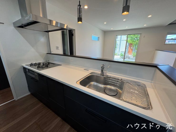 ■□■キッチン■□■ご家族に背を向けて料理をする、孤独な作業場ではありません。リビング・ダイニングを見渡せるオープンなペニンシュラキッチンは、家族の誰もが中心にいる一体感を生み出します 。