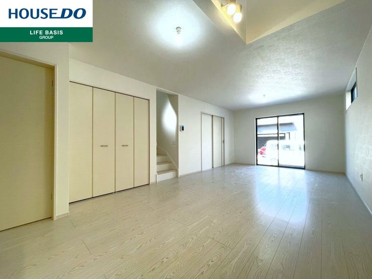 【リビングin階段】家族の絆を深める、開放感あふれるリビングイン階段。リビングと直結した階段は、家の中心に自然と人が集まり、家族団らんを促進します。家族との会話や笑顔が生まれる温かい空間です。