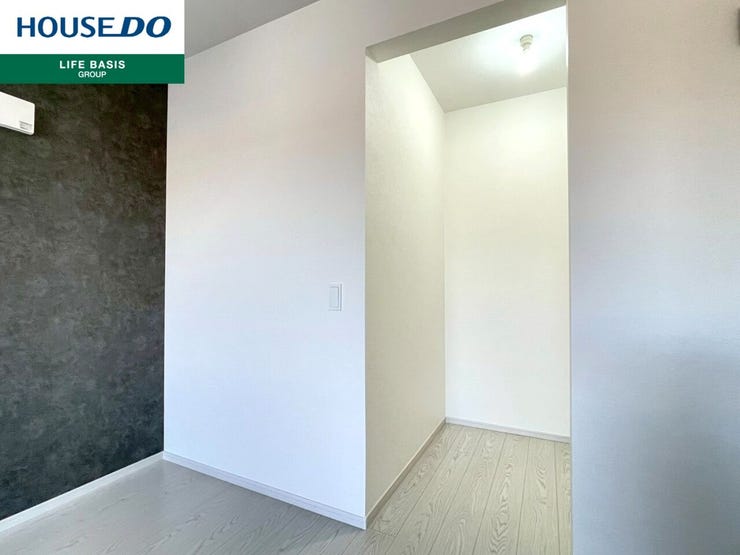 【ウォークインクローゼット】広々とした空間で、収納力アップ!洋服やアクセサリーが整理整頓しやすく、毎日のコーディネートもスムーズに。お部屋がすっきり片付き、快適空間でストレスフリーな生活が楽しめます。