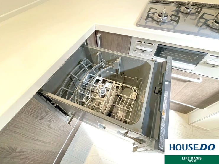 【食器洗浄乾燥機】手洗いよりも少ない水量で洗うことができ、節約になります。食器洗いの手間が省けて家事の時短、水仕事が減って手荒れも防止にもなります。ビルトイン食洗機で、すっきりとしたキッチンを実現!