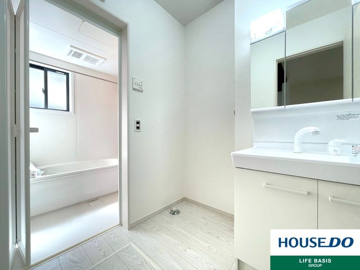 【駅まで徒歩15分圏内】便利さと落ち着きのバランスが取れた立地。駅近の便利さを享受しつつ、徒歩圏内で自然豊かな環境が広がり、静かな生活が実現できます。少し歩くことで、生活に彩りを加えてくれます。