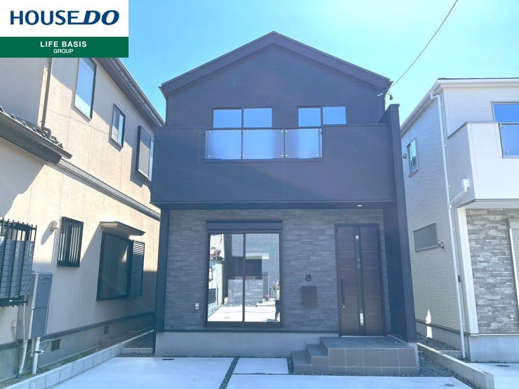 【外観】
【建築中 上棟段階】上棟を迎え、家の形が見え始めました!基礎から立ち上がる柱や梁が未来の住まいの姿を描き出します。建築中の今だからこそ感じられるリアルな安心感と、完成への期待感をぜひご体感ください。