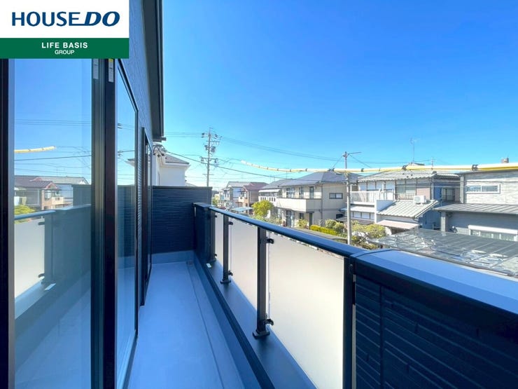 【駅まで徒歩15分圏内】便利さと落ち着きのバランスが取れた立地。駅近の便利さを享受しつつ、徒歩圏内で自然豊かな環境が広がり、静かな生活が実現できます。少し歩くことで、生活に彩りを加えてくれます。