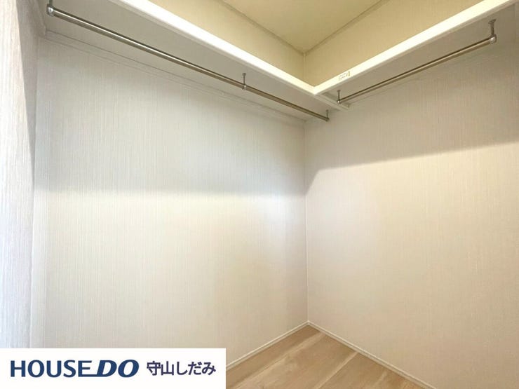 【ウォークインクローゼット】広々とした空間で、収納力アップ!洋服やアクセサリーが整理整頓しやすく、毎日のコーディネートもスムーズに。お部屋がすっきり片付き、快適空間でストレスフリーな生活が楽しめます。