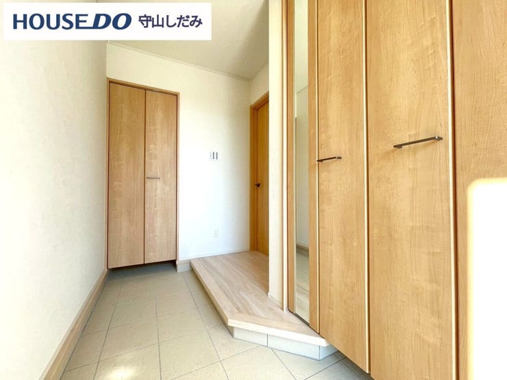 【玄関】帰宅時ホっと安心できる演出をそれぞれのご家庭好みにカスタマイズできます。そして大容量のシューズボックス!可動棚付きなので背の高い靴も収納できます。すっきりした玄関で気持ちのいい朝を♪