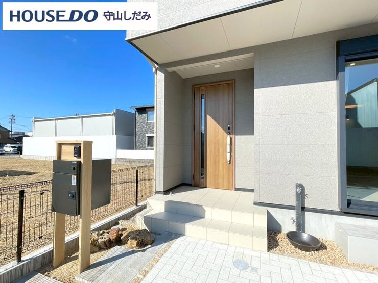 【エントランス】清潔なエントランスが迎えてくれる、上質な暮らしの始まり。落ち着いた雰囲気の中で、毎日が特別に感じられる空間。家に帰るたび、心地よい安心感を感じさせるエントランスで、暮らしがより豊かに。