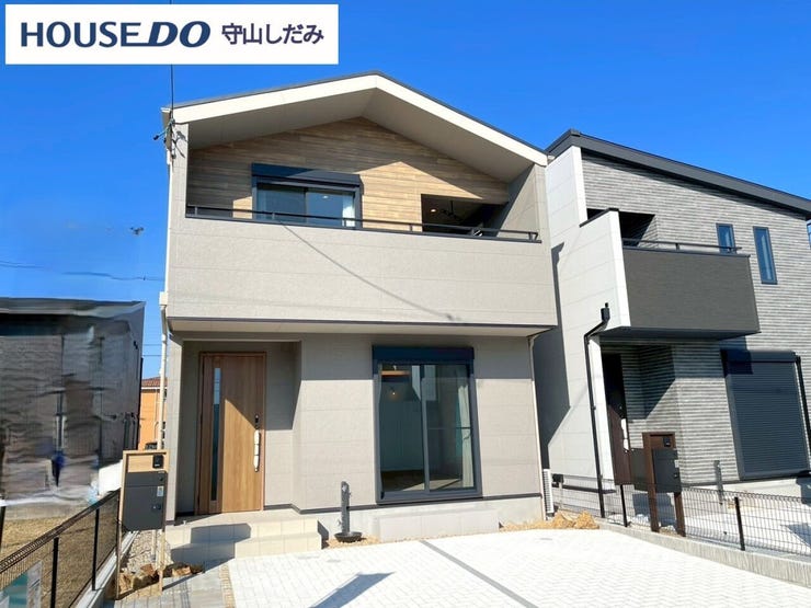 【南向き】太陽の光をたっぷりと浴びることができ、冬は暖かく、夏は爽やかな風が通り抜ける、心地よい空間が広がります。日当たりが良いため、室内が自然に明るく、庭やバルコニーでのリラックスタイムも充実です。