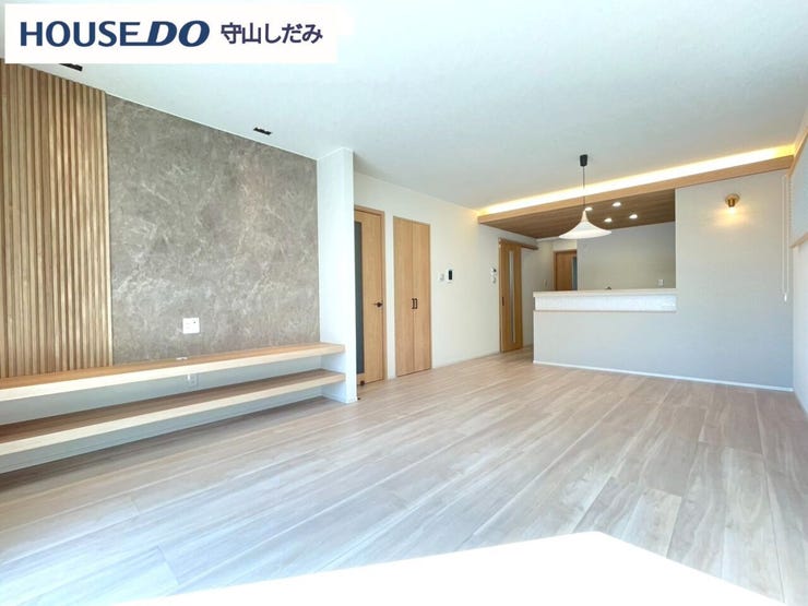 【リビング】陽当たり良好で光がたくさん入るリビングです。落ち着いた空間でご家族の時間をゆったりお過ごしできます♪アクセントクロスやカウンターを採用、落ち着きの中にメリハリを感じさせるインテリアです。