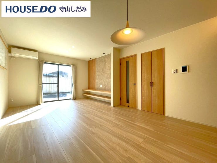 【リビング】開放感のあるリビング。掃き出し窓から採光を確保することができ、明るい空間で家族団らんできます♪ダイニングテーブルを置いてもゆとりのある広さなので、心地よい食事の時間をお過ごしいただけます♪