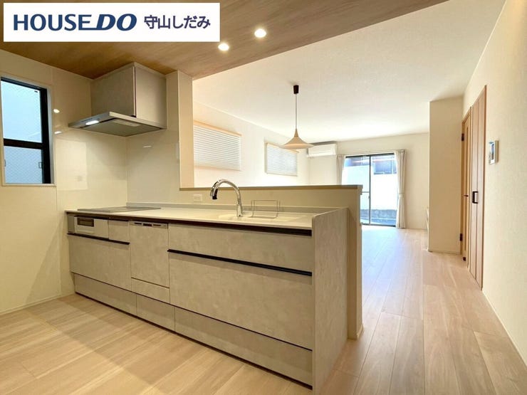 【LDK】開放感のある対面キッチンなので、小さなお子さんの様子も分かり安心。お料理や片付けをしならでも家族との会話を楽しめますね♪広々としているのでご夫婦やお子さんと一緒にお料理もできそうです!