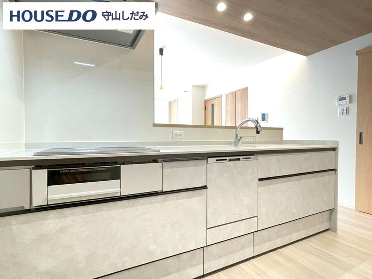 【キッチン】調理道具や食器などをたっぷり収納でき、お手入れも簡単なシステムキッチンを採用しました♪毎日のお料理を効率的にしてくれる動線は「1分でも家事の時間を短縮したい」という思いを叶えてくれます♪