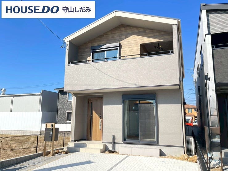 【外観】
【建物外観】一邸一邸異なる間取り、機能性・デザイン性に優れた分譲住宅です。建物の居住性に拘った邸宅は、「落ち着き」と「安らぎ」と「快適」を実現してくれます。友人・来客が来ても感動する邸宅です!