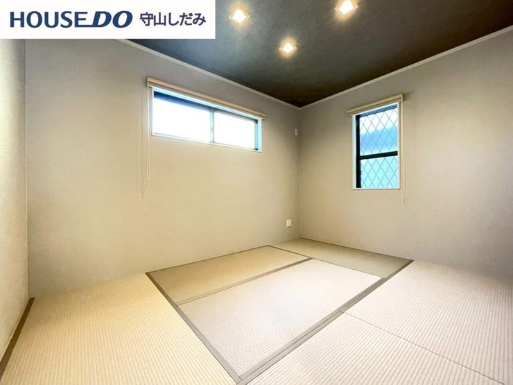 【1階和室】日本を感じる和室です。和の雰囲気が素敵なお部屋です。明るく居心地が良いちょっとしたお部屋は、なにかと重宝します♪お子様のプレイルームとして、客間として、様々な使い方ができそうですね♪