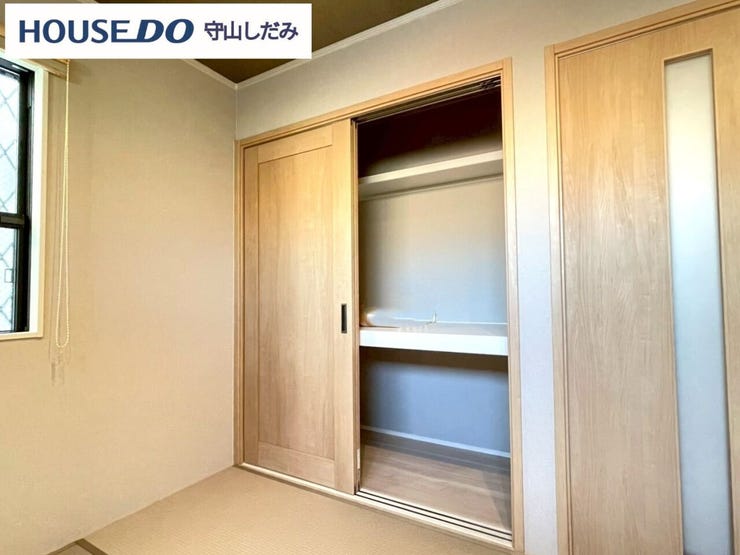 【押入】収納力沢山の押し入れで、生活空間をすっきり整理。季節ものや大きな物もすっきり収納でき、無駄なスペースをなくします。扉を開ければすぐに取り出せる便利さが魅力。しっかり収納できる頼れる収納空間です