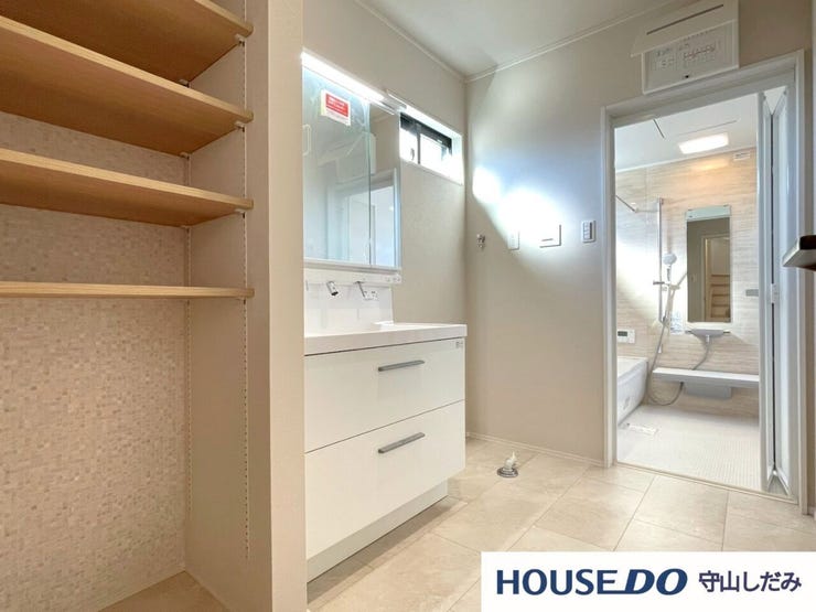 【洗面台/洗面所】清潔感のある洗面台です。鏡の後ろは収納スペースになっており、化粧水やボディクリームなどがたっぷり収納でき、洗面台周りもすっきり。お手入れも簡単なので綺麗を保てます!