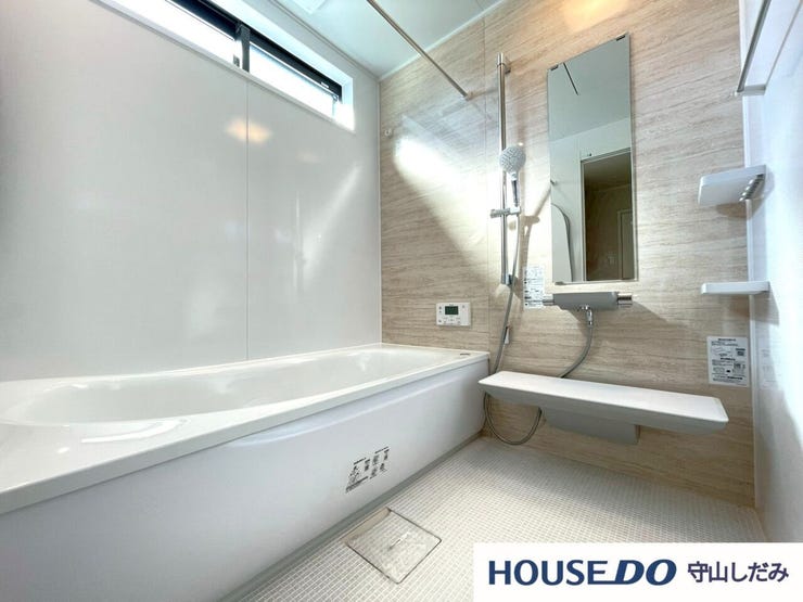 【浴室】広々とした浴室で足を延ばして浴槽に浸かることができます。落ち着いた色合いの浴室で、プライベート空間をゆったりお過ごしできます。浴室暖房乾燥機能付きで湿気を排除。カビ対策や衣類乾燥にも便利です。