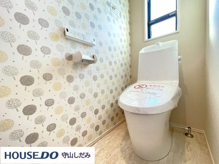 【2階トイレ】アクセントクロスが目を引く、明るくひろびろとしたトイレです。ご自分の好きなアロマや芳香剤を置いて落ち着く空間を演出するもの良いですね♪1人になれる空間ですから、リラックスしたいですね。