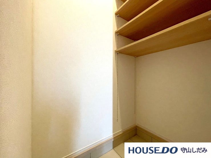 【玄関/シューズインクローゼット】靴も収納も、スッキリ整理。家族全員の靴を一箇所にまとめて収納できる便利なスペースです。玄関の整理整頓が簡単になり、靴を出し入れする手間も省けます。雨の日も楽々ですね♪