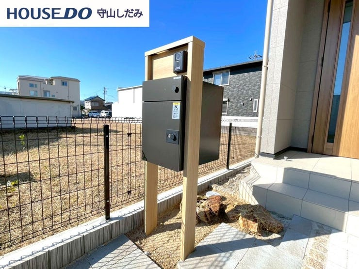 【宅配ボックス】宅配ボックスなら、不在時でも安心して荷物を受け取ることができます。24時間受け取り可能で、再配達の手間もゼロ。さらに、セキュリティもしっかりしており、大切な荷物が安全に保管されます。