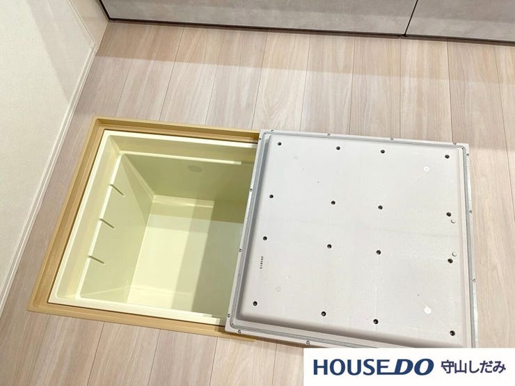 【床下収納庫】キッチンの足元にある床下収納です。点検口・収納としても利用できます。食品のストックや災害時の非常食ストック、日用品の収納に便利です。収納ボックスを外した下は、床下点検口になっております!