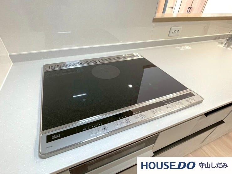 【IHコンロ】火を使わない安心、さらに便利なIHコンロ。高温調理も、繊細な加熱も自由自在。火を使わないから、空気が汚れず、火事のリスクも減少。お手入れもラクラク、汚れが拭き取るだけでキレイに保てます。