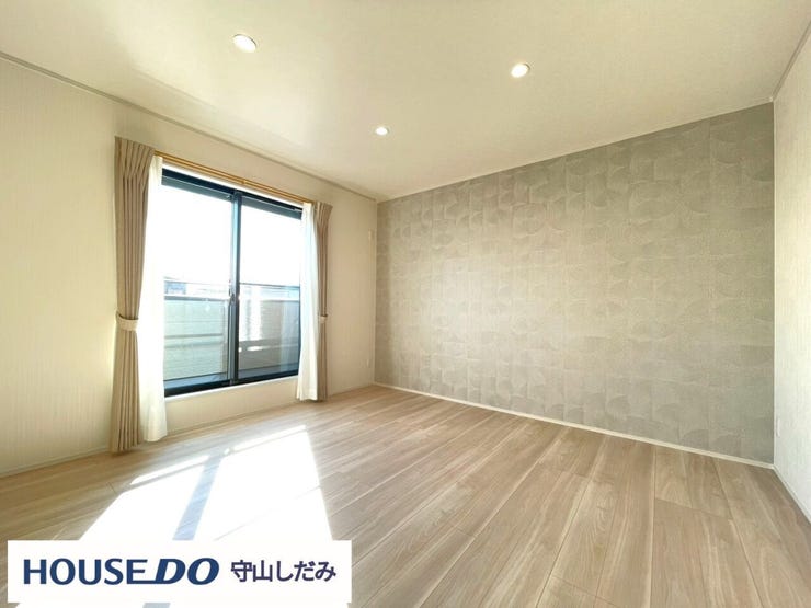 【洋室】広々とした洋室です♪ゆとりのある洋室はご夫婦の主寝室にいかがですか?♪クローゼット付きなので収納にも困りません。各居室収納はたっぷりあるので、お部屋をすっきりと保てそうです♪