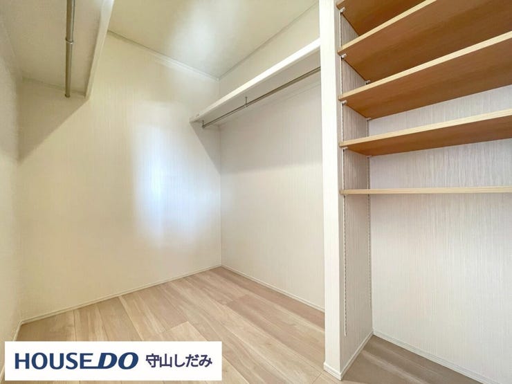 【ウォークインクローゼット】洋室にある大容量のクローゼットです♪大容量なので、衣類や小物類などをたっぷりと収納していただけます♪枕棚付きなのでデッドスペースになりがちな空間も収納にお使いいただけます♪