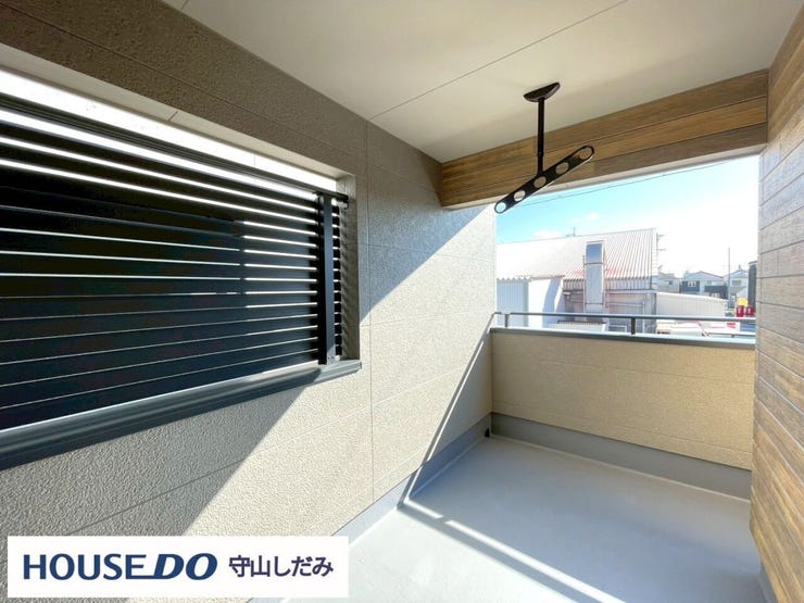 【ワイドバルコニー】広がる空間、広がる暮らし。ワイドバルコニーなら、通常のバルコニーでは味わえない開放感を楽しめます。広いスペースで洗濯物が楽々なだけでなく、リラックスした時間を過ごす場所にも最適です