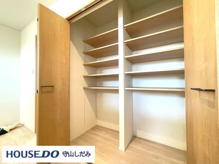 【2階ホール収納】大容量の収納スペースです。日用品や季節の家電、お子様のおもちゃや思い出の品などを収納してはいかがですか?お部屋もすっきりしますね♪