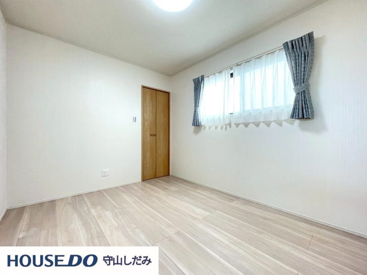 【洋室】多数の洋室があるため、それぞれ各部屋でプライベート空間をお楽しみいただけます。収納も完備しているのですっきりとしたお部屋でお寛ぎいただけます。2面採光のため、日当たりも良好です!