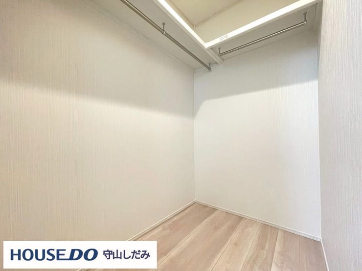 【ウォークインクローゼット】収納空間を手に入れよう。ウォークインクローゼットで、洋服や小物をすっきり整理。毎日の生活がもっとスムーズに。お部屋も広く使えて、快適な暮らしをサポートします。