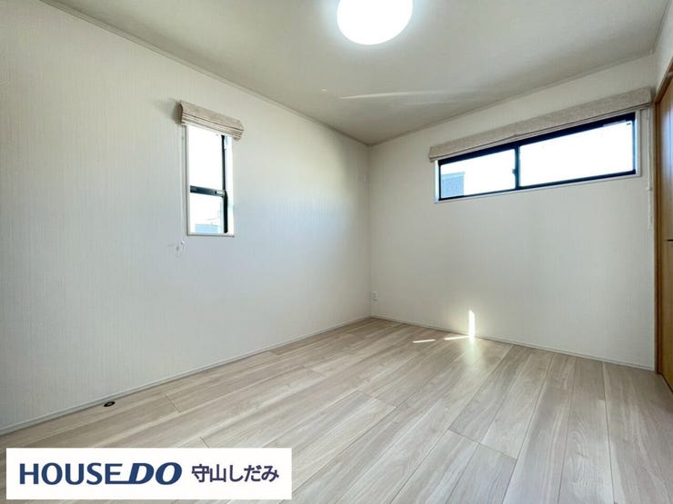 【洋室】丁度いいサイズの洋室です。トレンドになりつつあるのが、広過ぎず、快適すぎない子ども部屋。勉強と寝るだけの部屋にすることで閉じこもりがなくなり、リビングで過ごす時間が増えると言われています。