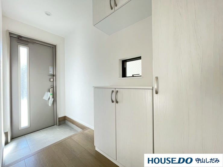 【玄関】帰宅時ホっと安心できる演出をそれぞれのご家庭好みにカスタマイズできます。そして大容量のシューズボックスがあります。可動棚付きなので背の高い靴も収納できます。すっきりした玄関で気持ちのいい朝を♪