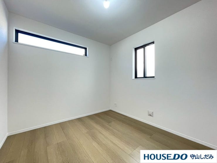 【洋室】丁度いいサイズの洋室です。トレンドになりつつあるのが、広過ぎず、快適すぎない子ども部屋。勉強と寝るだけの部屋にすることで閉じこもりがなくなり、リビングで過ごす時間が増えると言われています。