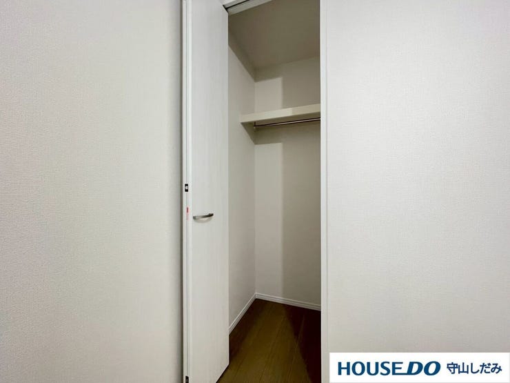 【クローゼット】洋室にある収納です。高さと奥行きがあり、かさばりがちな衣類をまとめて収納できます。各部屋収納たっぷりの間取りとなっております。部屋ごとに設けた収納は住みやすさへのこだわりです。