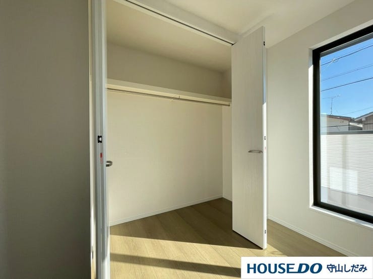 【クローゼット】洋室にある大容量のクローゼットです。枕棚付きで、小物の収納も便利!お隣の洋室にも大容量のクローゼットが付いています♪各部屋収納たっぷりございます。お部屋をすっきりと保てそうですね♪