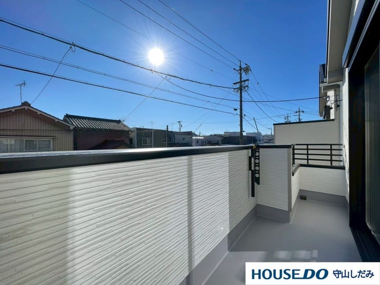 【南向きバルコニー】毎日が明るく、心地よい陽射しに包まれる南向きバルコニー。日中は太陽の光が差し込み、洗濯物が早く乾き、温かなひとときを楽しめます。春から秋にかけて、心地よい風を感じながられます。