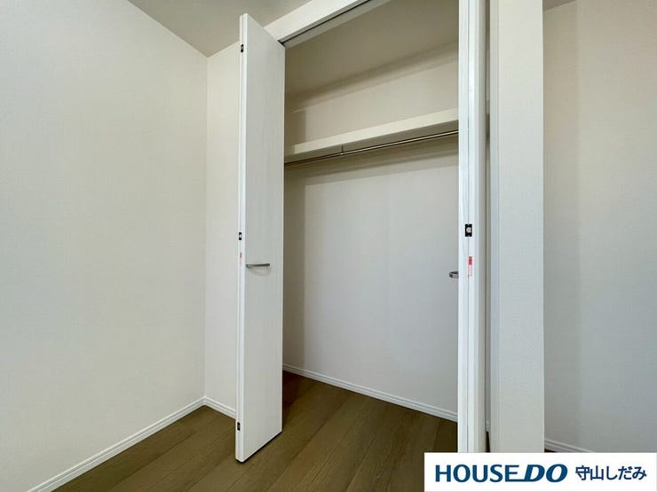 【クローゼット】広々としたクローゼットで、収納に余裕を持たせ、毎日をもっと楽に。整然とした空間で、探し物を減らし、ストレスフリーな生活を。収納力も良く、衣類がすっきり片付きます。